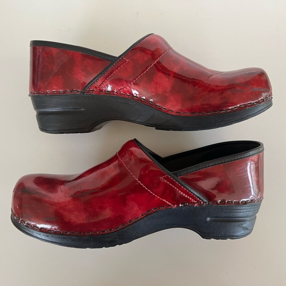 Sanita Women's Professional Ariana Mule Clog in Red Marbled Patent, size 41 - Picture 6 of 12
